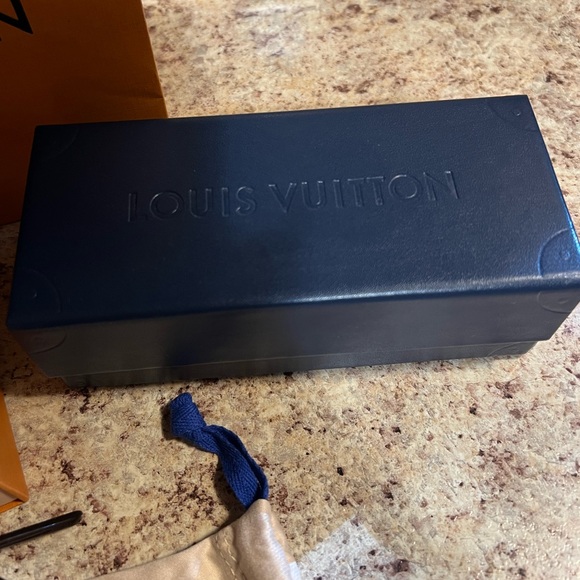 LOUIS VUITTON Clockwise Sunglasses Gold Monogram NWT - Picture 7 of 15